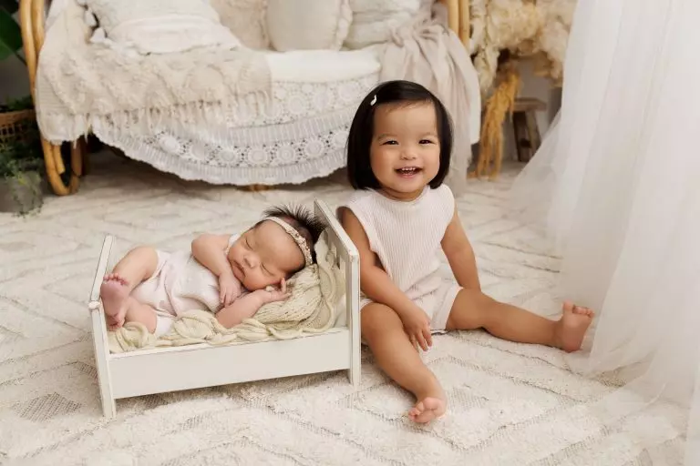 Ella | 21 Days. The most adorable sisters in their first photos together!